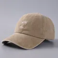 Dettaglio del ricamo a palma bianca su un cappello da baseball in cotone kaki - Regolabile / Cachi