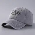 Détail de la broderie 3D sur la casquette en coton lavé gris avec inscription Vail 1962 - Réglable / Gris clair