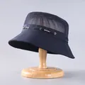 Detail eines dunkelblauen Sonnenhuts mit Mesh-Gewebe und dekorativem SPORT-Schriftzug - Einheitsgröße / Navy Blue Mesh