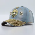 Berretto in denim azzurro con teschio dorato e visiera decorata con strass - Regolabile / Denim Blu Chiaro Teschio Dorato