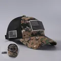 Detalle macro de malla transpirable y tela de camuflaje con parches USA en gorra táctica - Camuflaje Caqui