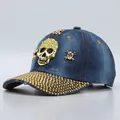 Berretto in denim con teschio dorato e visiera decorata in stile punk blu scuro - Regolabile / Denim Blu Medio Teschio Dorato