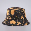 Detail eines Halloween-Anglerhutes mit orangefarbenen Kürbis- und Totenkopf-Prints - Einheitsgröße (Wendbar) / Schwarz Mit Orangefarbenem Halloween-Druck