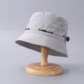 Λεπτομέρεια γκρι καπέλο bucket με κορδόνι sport και μεταλλικές οπές εξαερισμού - Ένα μέγεθος / Ανοιχτό Γκρι Συμπαγές Ύφασμα