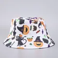 Detail eines Halloween-Anglerhuts mit Kürbis-, Katzen- und Fledermausdrucken auf Gewebe - Einheitsgröße (Wendbar) / Weiß Mit Lustigem Halloween-Druck