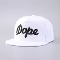 Witte snapback pet met zwart 3D Dope borduursel in een trendy streetwear stijl - Wit Met Zwart Letterborduurwerk