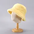 Primer plano detallado de la textura de piel sintética en un gorro de pescador amarillo - Ajustable / Amarillo