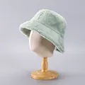 Detalle de la textura gruesa de pelo de conejo sintético de un gorro de invierno - Ajustable / Esmeralda
