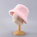 Detalle de la textura suave de piel sintética rosa en un gorro de invierno grueso - Ajustable / Rosa Claro