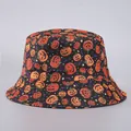 Detalle de los estampados de calabazas y murciélagos en el sombrero de pescador - Talla Única (Reversible) / Negro Con Estampado De Calabaza Naranja Y Estrella Amarilla