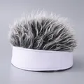 Berretto bianco con visiera e finti capelli grigi per un look hip-hop creativo e unico - Base Bianca Con Parrucca Grigia