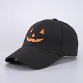 Detalle del bordado de calabaza de Halloween en gorra de béisbol de lona negra - Ajustable / Calabaza de Halloween Negra