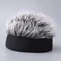Berretto hip hop nero senza tesa con estensioni di capelli grigio-bianchi realistici - Base Nera Con Parrucca Grigia