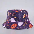 Detalle del sombrero de pescador de Halloween en tela morada con calabazas y telarañas - Talla Única (Reversible) / Púrpura Con Estampado De Halloween Trick-Treat