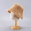 Detalle de la textura gruesa de piel sintética de conejo en un sombrero de invierno color caqui - Ajustable / Caqui