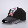 Detalle de gorra de béisbol con bordado de calavera Tío Sam y visera de lentejuelas - Ajustable / Calavera con Sombrero del Tío Sam