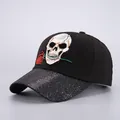 Gorra de béisbol negra con bordado de calavera y visera con purpurina plateada - Ajustable / Calavera Rosa