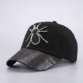 Primer plano del bordado de araña plateada y visera con purpurina en gorra negra - Ajustable / Araña plateada