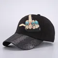 Gorra de béisbol negra con lentejuelas y bordado de calavera de estilo punk rebelde - Ajustable / Calavera de Dedo