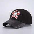Detalle de gorra con bordado de calavera y visera acabada en lentejuelas brillantes - Ajustable / Calavera Pentagrama