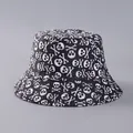 Detalle del sombrero de pescador negro con un estampado de calaveras y huesos blancos - Talla Única (Reversible) / Negro Con Estampado De Calavera Y Huesos Cruzados Blanco