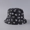 Detalle de gorro de pescador de Halloween con calaveras blancas y estampados BOO - Talla Única (Reversible) / Negro Con Estampado Integral De Calavera BOO Blanco