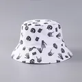 Detalle del sombrero de pescador Halloween con calaveras y letras BOO en lienzo - Talla Única (Reversible) / Blanco Con Estampado Integral De Calavera BOO Negro
