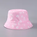 Detalle del sombrero de pescador rosa para Halloween con calaveras blancas y estampados BOO - Talla Única (Reversible) / Rosa Con Estampado Integral De Calavera BOO Blanco
