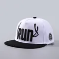 Détail de la broderie 3D sur casquette snapback avec design contrasté noir et blanc - Réglable / Blanc RUN