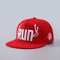 Casquette hip-hop rouge à visière plate avec broderie 3D RUN et motif de bois de cerf - Réglable / Rouge RUN