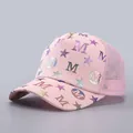 Cappellino trucker rosa in mesh con motivi a M e stelle laser iridescenti - Regolabile / Rosa