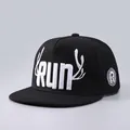 Dettaglio del ricamo 3D bianco con lettere RUN e corna su cappello nero con visiera piatta - Regolabile / Nero RUN