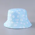 Vista detallada del sombrero de pescador azul claro con patrones de esqueletos blancos y BOO - Talla Única (Reversible) / Azul Claro Con Estampado Integral De Calavera BOO Blanco