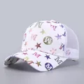 Dettaglio cappellino bianco in mesh con lettera M metallica e stampa a stelle - Regolabile / Bianco