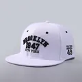 Dettaglio del ricamo 3D Brooklyn 1947 ad alta densità su un cappellino snapback bianco - Regolabile / Bianco 1947 New York