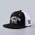 Dettaglio del ricamo 3D Brooklyn 1947 su cappellino hip-hop con visiera piatta - Regolabile / Nero/Bianco 1947 New York