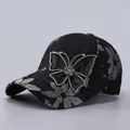 Detailopname van zwarte kanten pet met strasstenen op een zijden vlinderstrik - Verstelbaar / Zwart