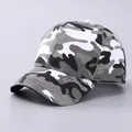 Detailaufnahme einer Camouflage-Baseballkappe mit grauem Muster und gebogenem Schirm im Freien - Verstellbar / Grau-Weiß Camouflage