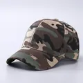 Detail der Camouflage-Baseballkappe mit gebogenem Schirm und verstärkten Nähten - Verstellbar / Armeegrün Camo