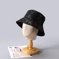 Dettaglio del cappello alla pescatora nero con stampe di lettere lucide e bordo rigido - Regolabile / Nero con lettere stampate