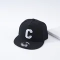 Λεπτομέρεια μαύρου καπέλου snapback με λευκό κεντημένο γράμμα C σε 3D - Μαύρο / Παιδιά