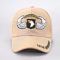 Dettaglio del ricamo 3D 101st Airborne Screaming Eagle su cappello baseball khaki - Regolabile / Testa di Aquila 3D Beige