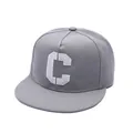 Λεπτομέρεια από γκρι καπέλο snapback με λευκό κέντημα του γράμματος C υψηλής ποιότητας - Γκρι / Ενήλικας