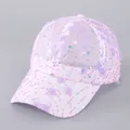 Dettaglio del cappellino in mesh viola con fiori 3D e paillettes colorate - Regolabile / Lavanda