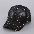 Dettaglio degli applicativi floreali e paillettes colorate su cappello in mesh - Regolabile / Nero