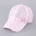 Dettaglio del cappellino a rete rosa con applicazioni floreali 3D e paillettes - Regolabile / Rosa Chiaro