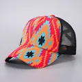 Details des bunten geometrischen Musters und des atmungsaktiven schwarzen Netzes der Kappe - Rot Blau Geometrischer Ethnostil (3# Farbe)
