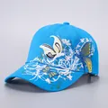 Detailopname van blauwe honkbalpet met bloemen- en vlinderborduursel en glanzende pailletten - Verstelbaar / Blauw