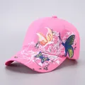Detail van roze katoenen honkbalpet met kleurrijke vlinderborduurwerken en pailletten - Verstelbaar / Roze