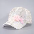 Detail van witte mesh baseballcap met gouden lovertjes en grote roze stoffen bloemdecoratie - Beige Lovertjes Bloem
